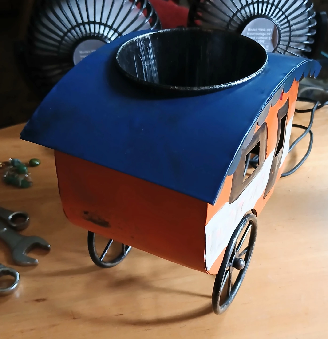 Decorative Metal Wagon Holder - photo 2