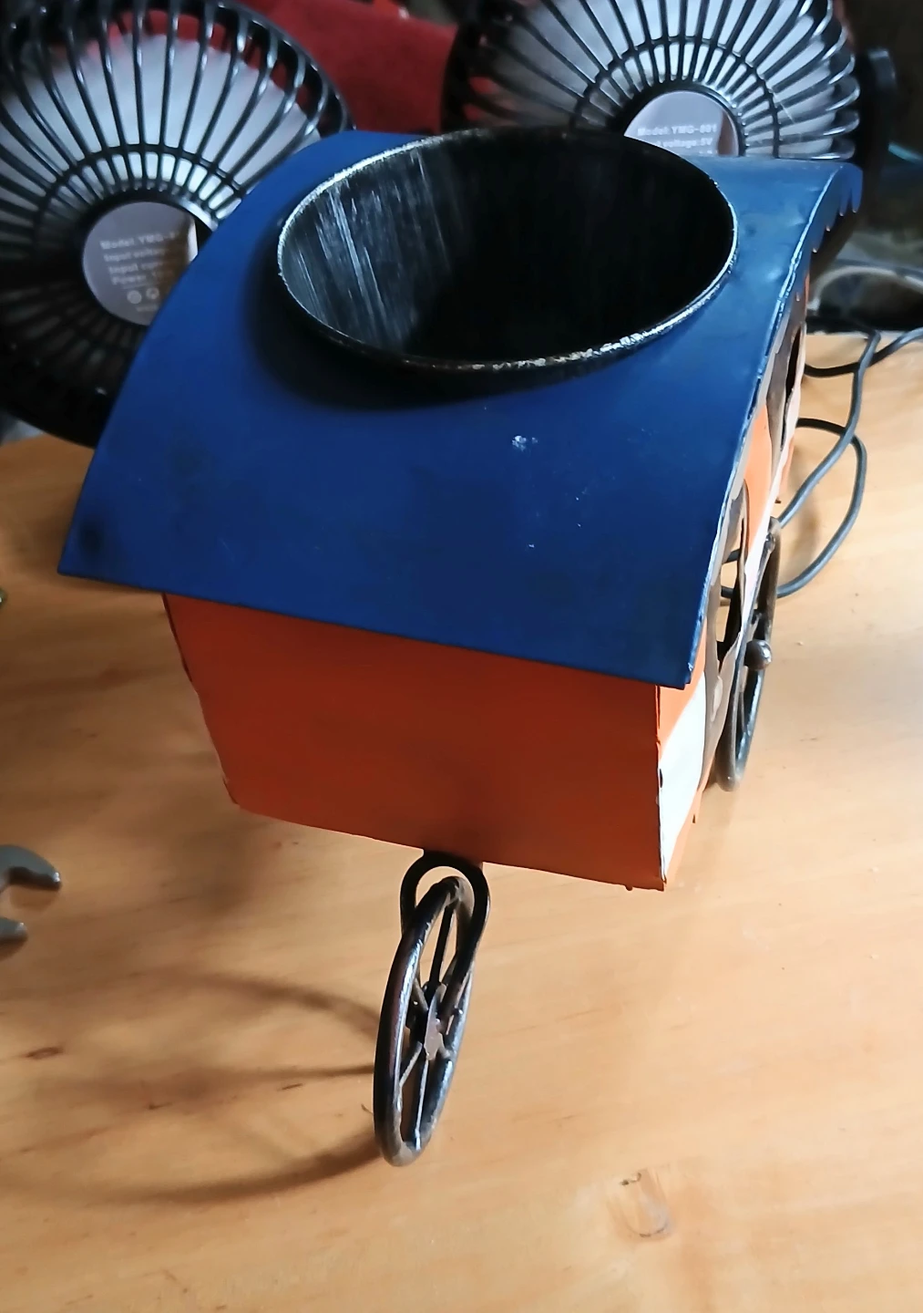 Decorative Metal Wagon Holder - photo 3