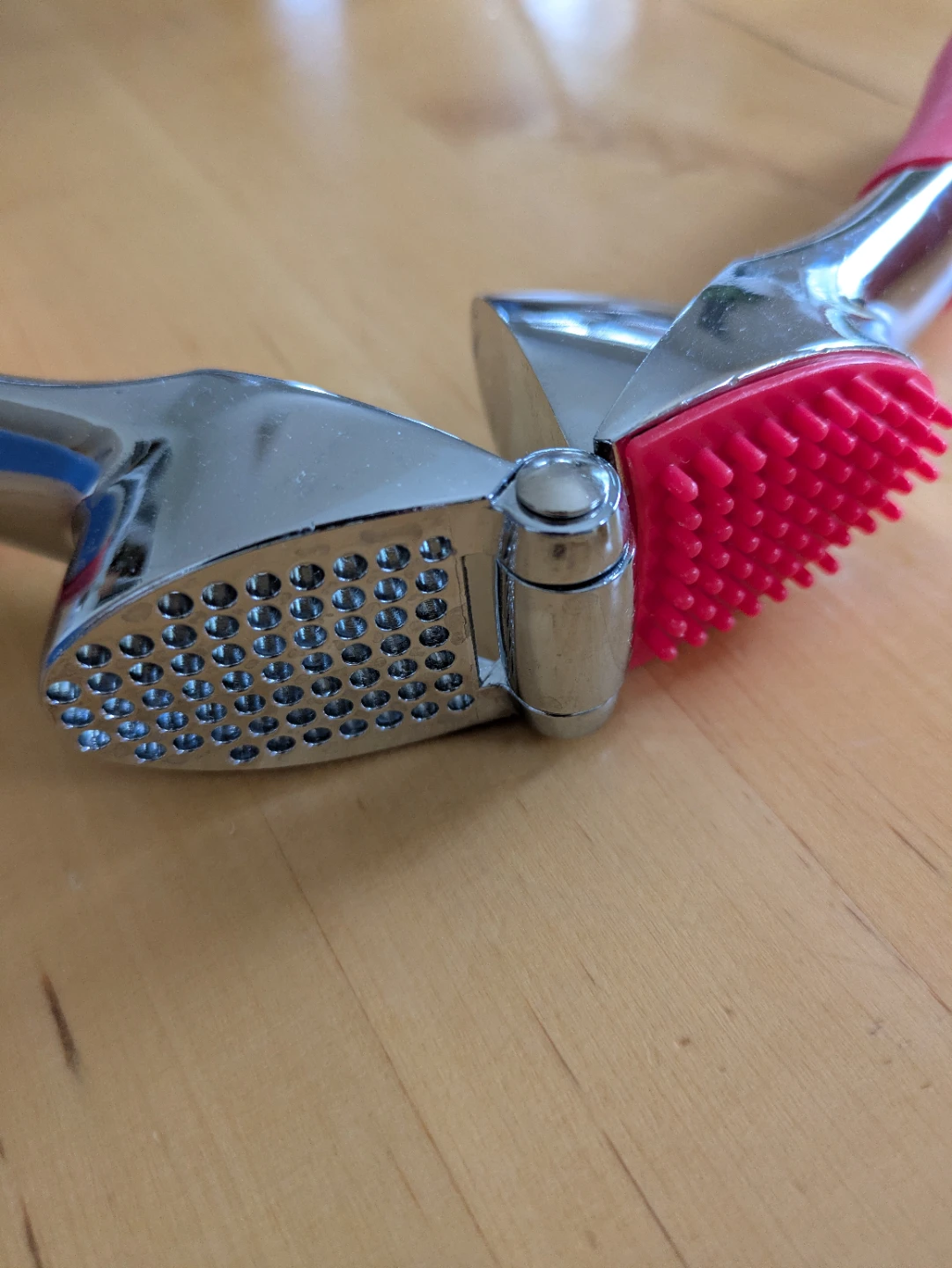 Garlic Press with Pink Handles - photo 2