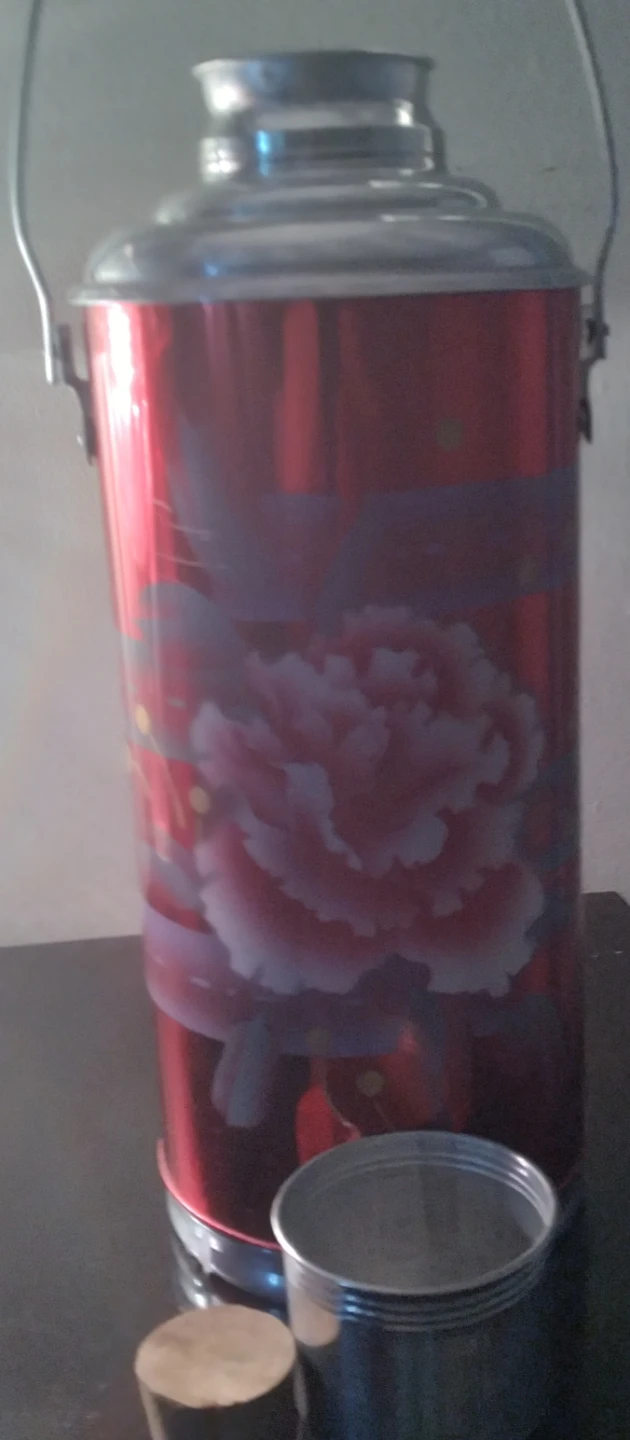Vintage-style metal thermos flask featuring - photo 3