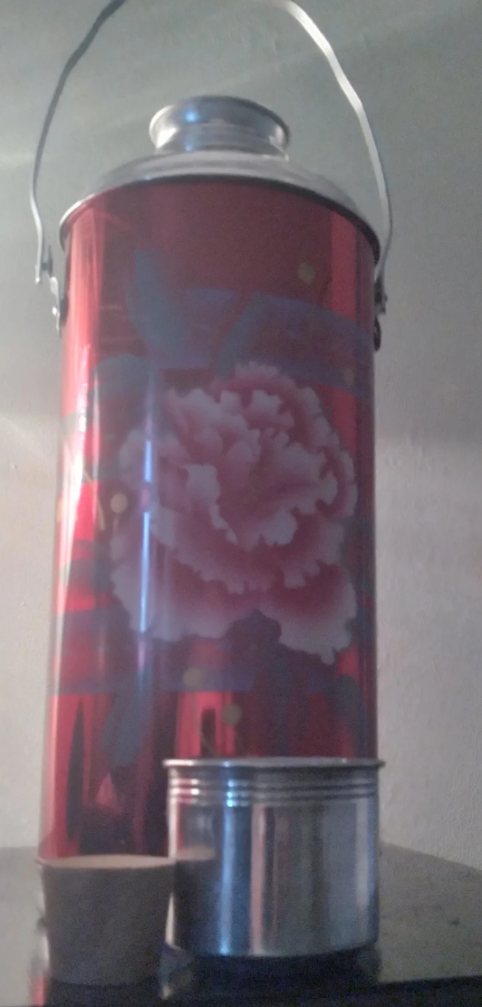 Vintage-style metal thermos flask featuring - photo 4