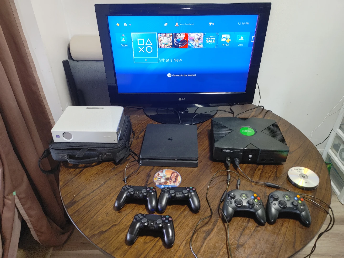 PlayStation 4 slim and original Xbox