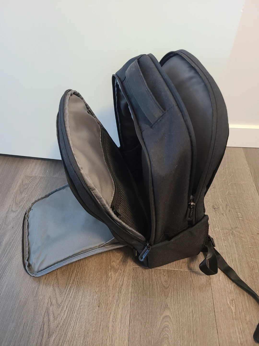 Like New Targus Black Backpack (2 units) - photo 3