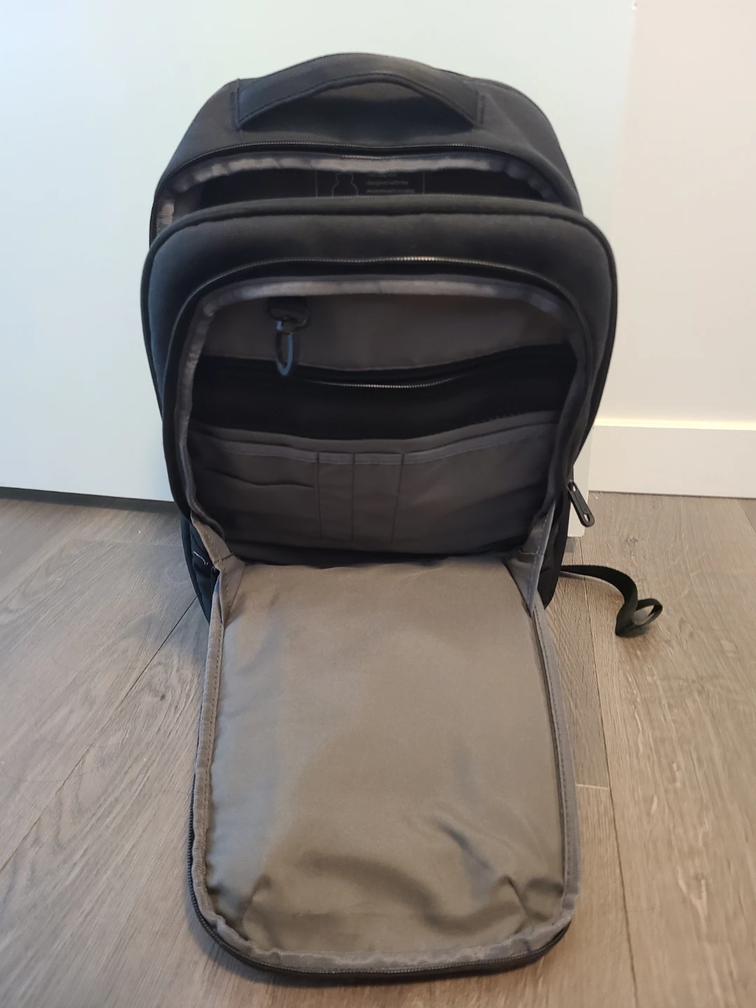 Like New Targus Black Backpack (2 units) - photo 5