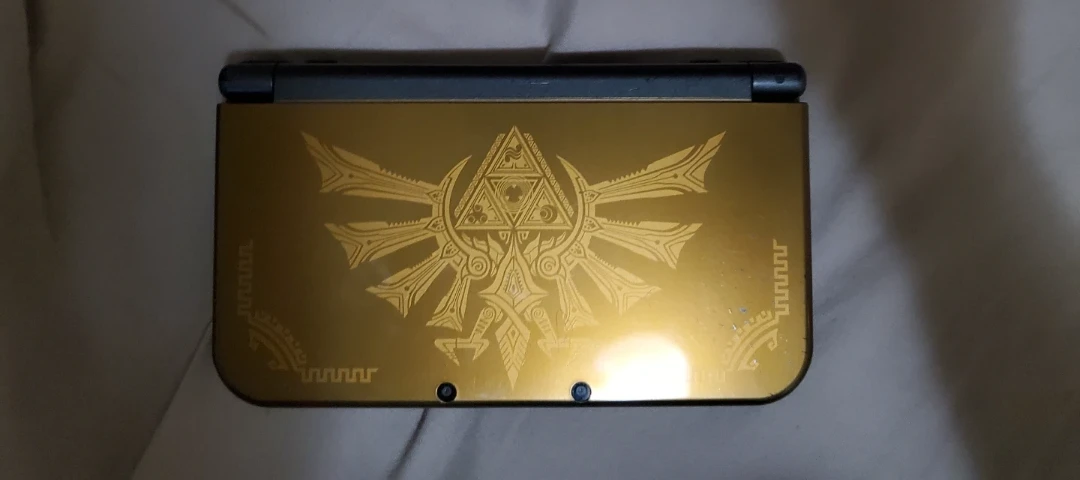 Nintendo  NEW 3DS XL -  Hyrule (Not functional use for parts)