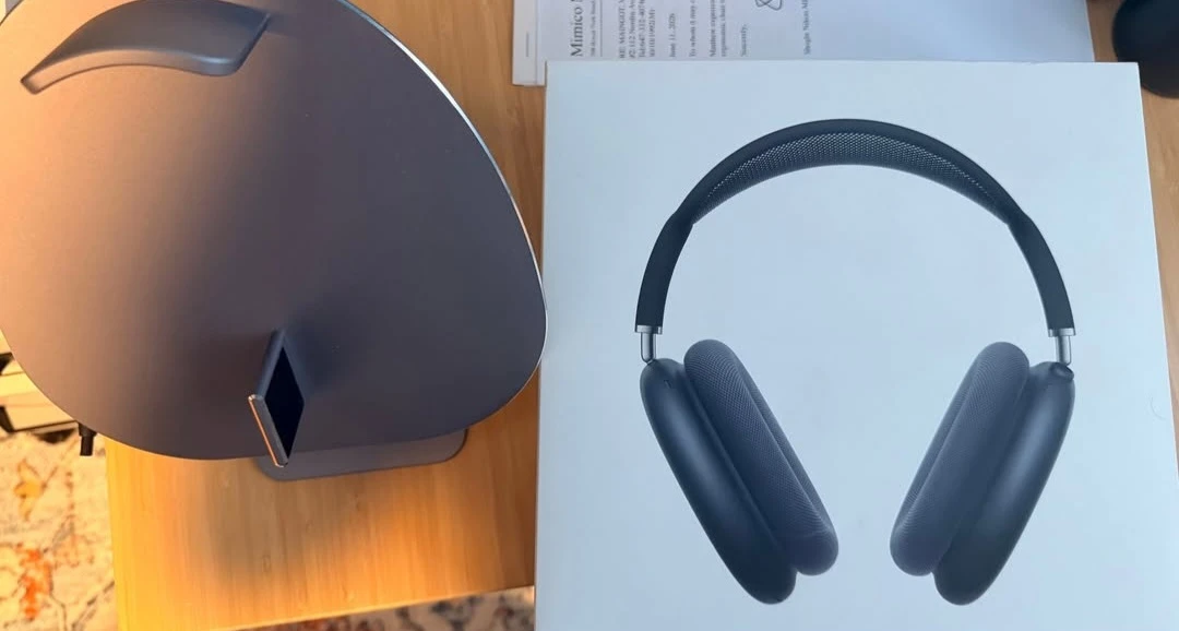AirPods Max USB-C Model - With Stand, Box and Receipt - photo 3