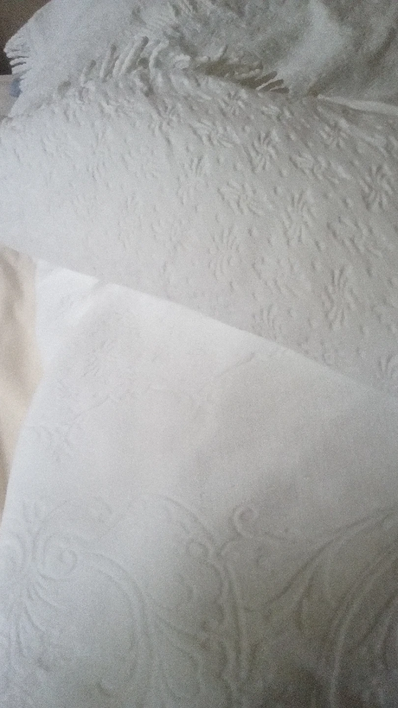 White Embossed blanket queen size - photo 2