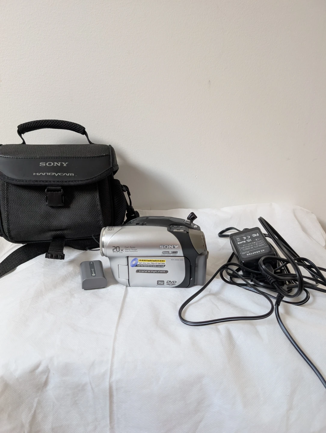 Sony Handycam DCR-DVD92 Camcorder with Bag and Accessories - photo 3