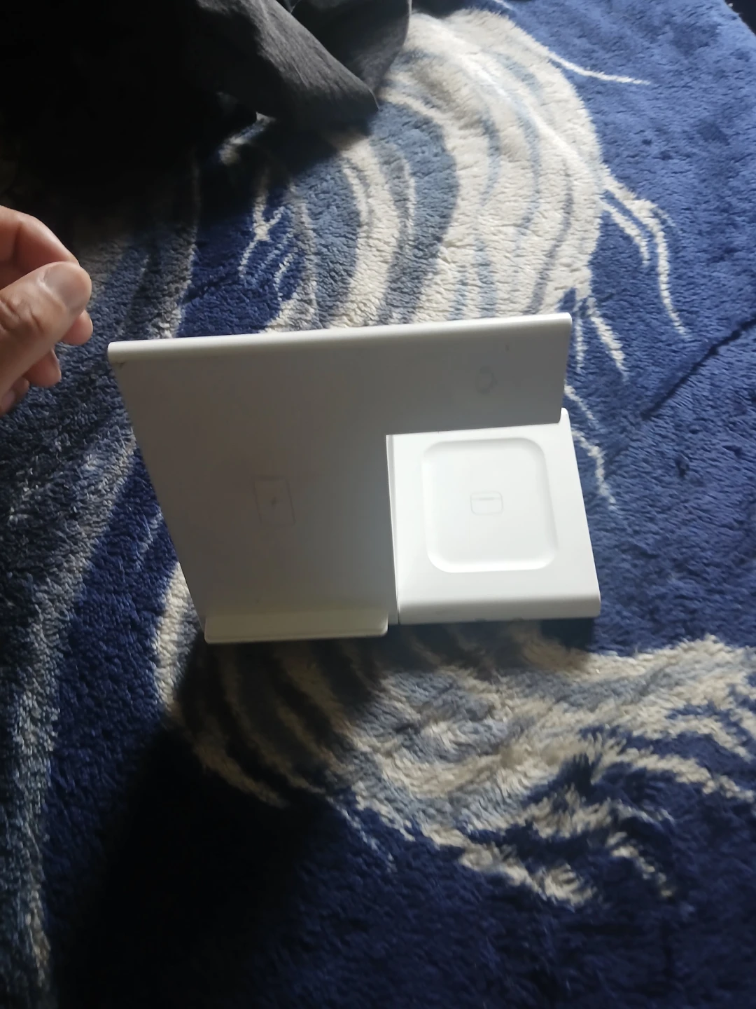 White Charging Stand - photo 2