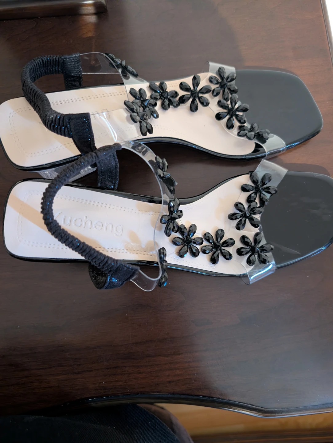 Sandales plates noires avec fleurs et strass