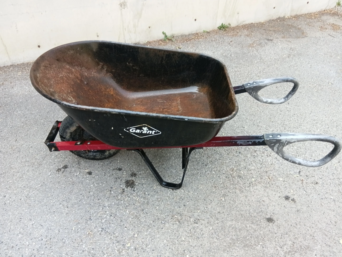 Garant Heavy Duty Metal Total Control Wheelbarrow