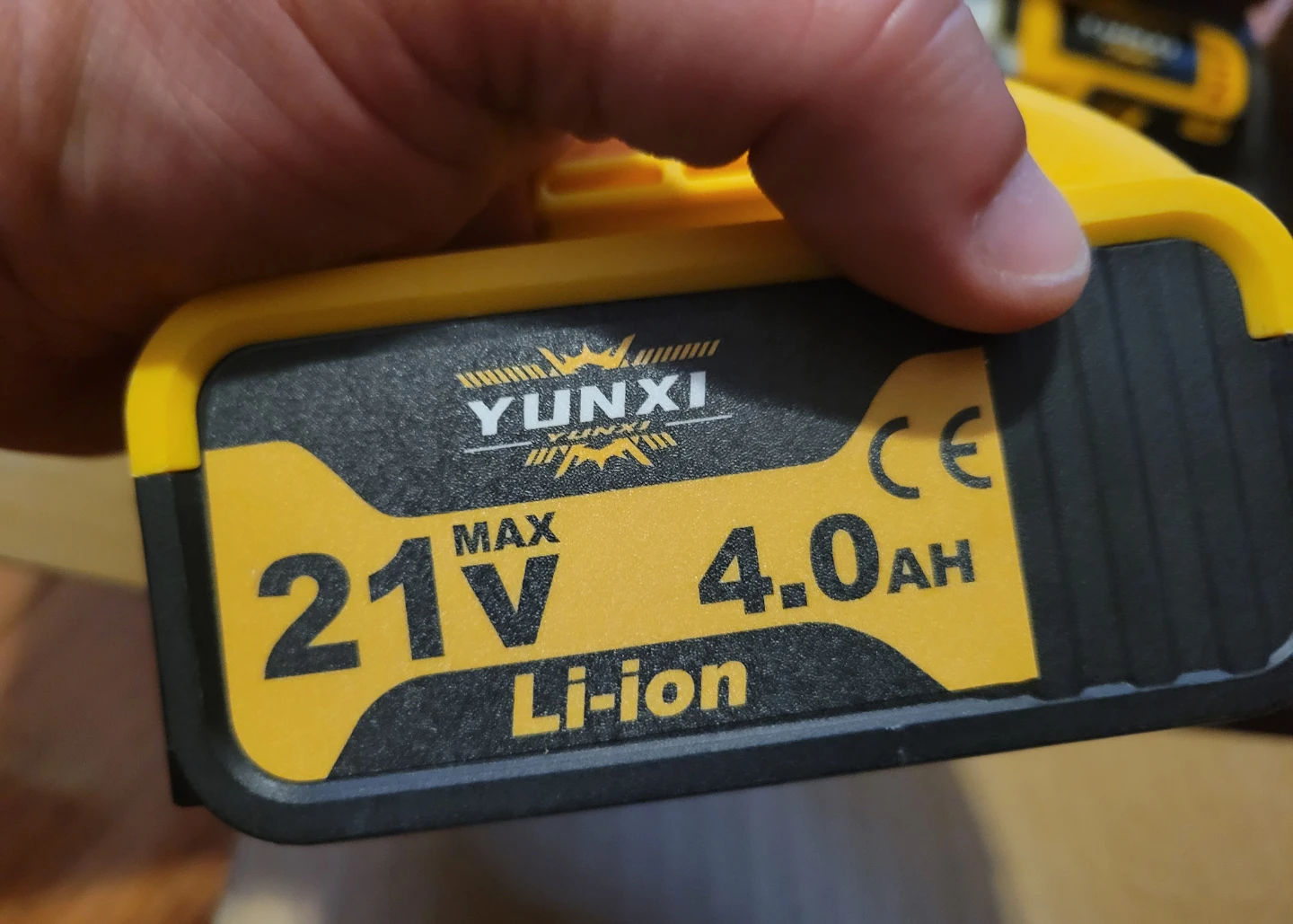 NEW Yunxi Impact Wrench Kit w/1 battery 4.0 Ah & 3 Sockets - photo 2