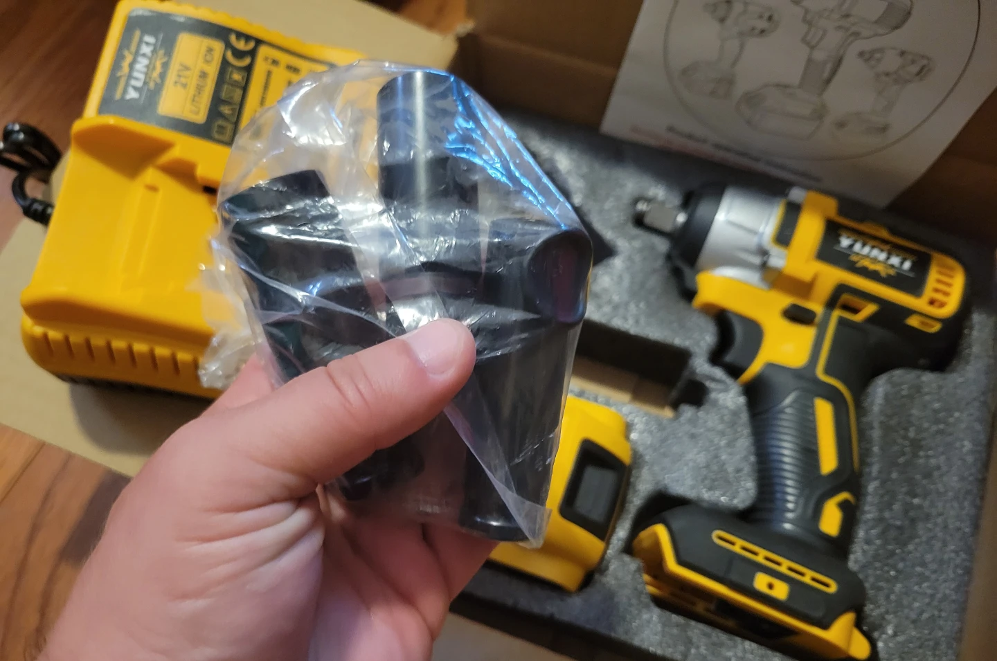 NEW Yunxi Impact Wrench Kit w/1 battery 4.0 Ah & 3 Sockets - photo 3