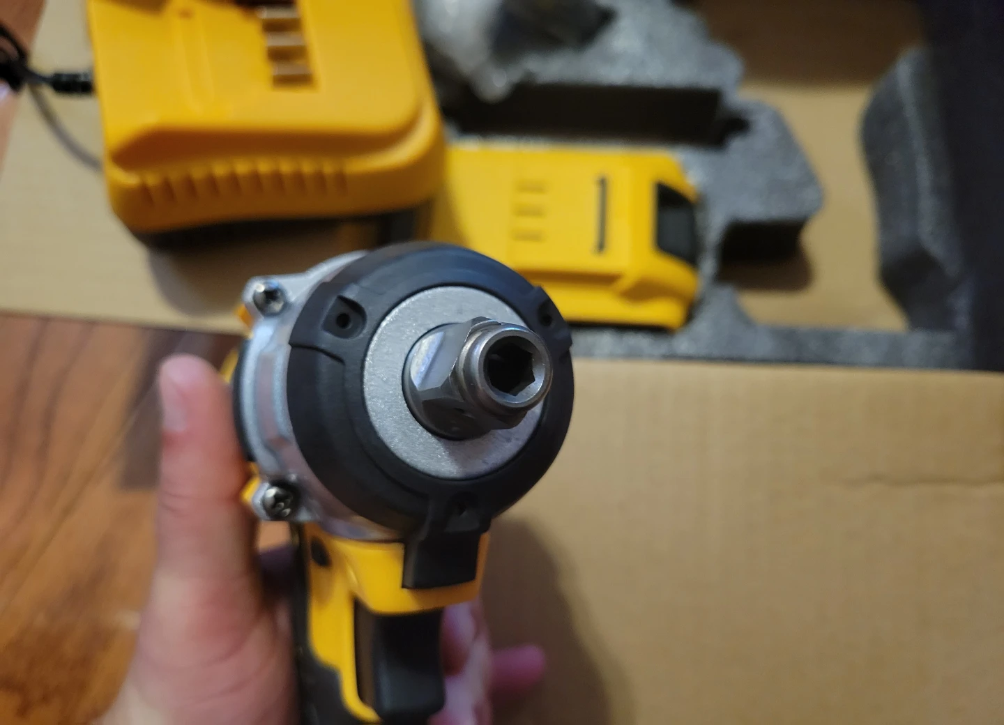 NEW Yunxi Impact Wrench Kit w/1 battery 4.0 Ah & 3 Sockets - photo 4