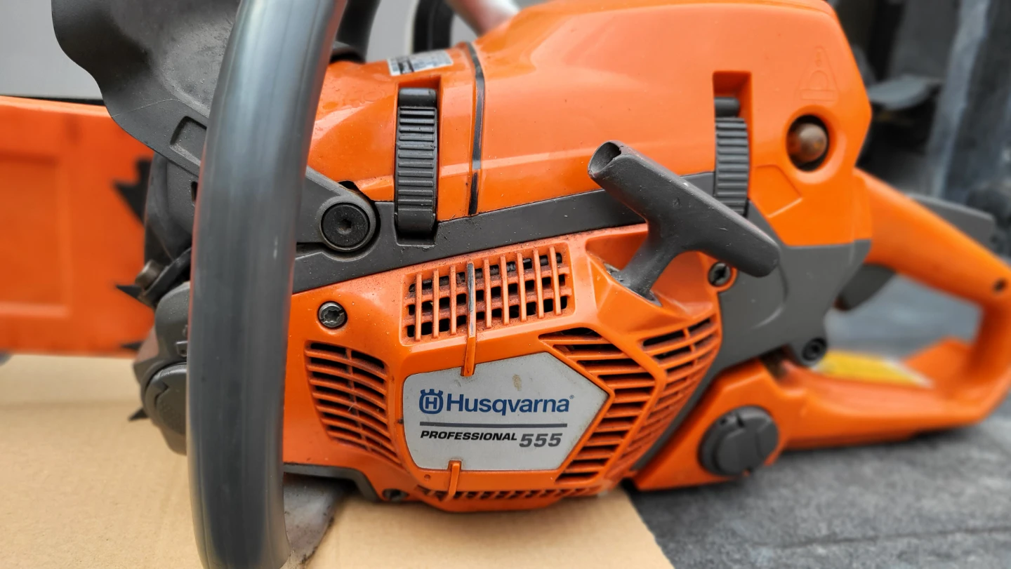 Husqvarna 555 Chainsaw - photo 2
