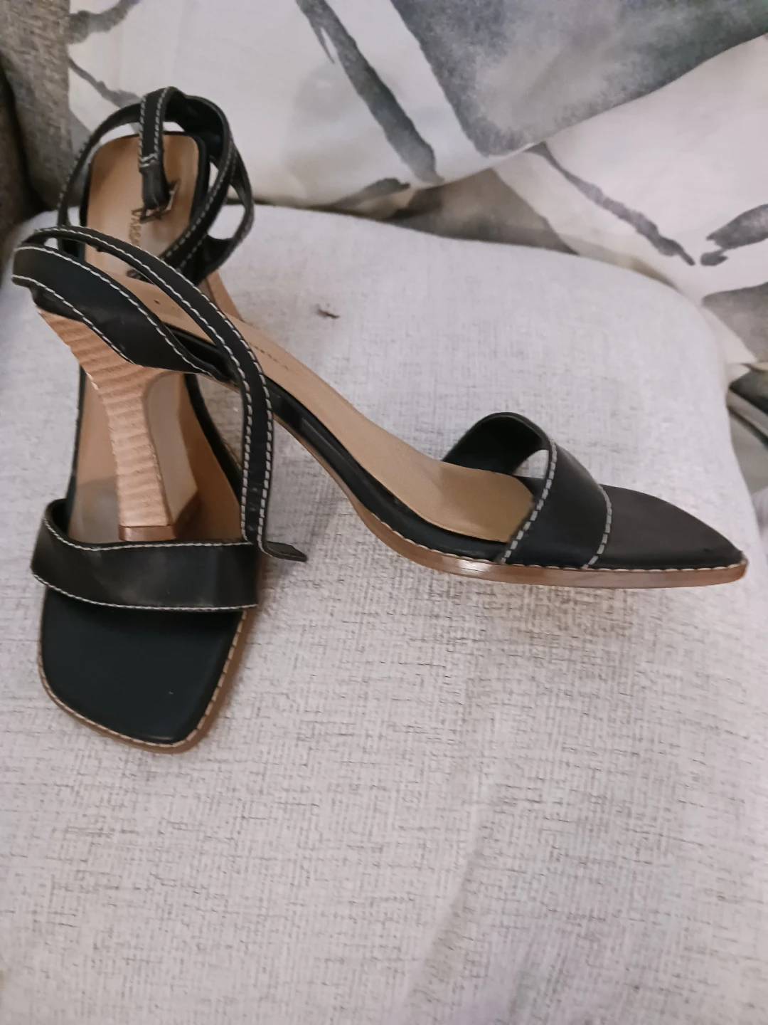 Vassura Vamara Black Heeled Sandals Size 8M - photo 2