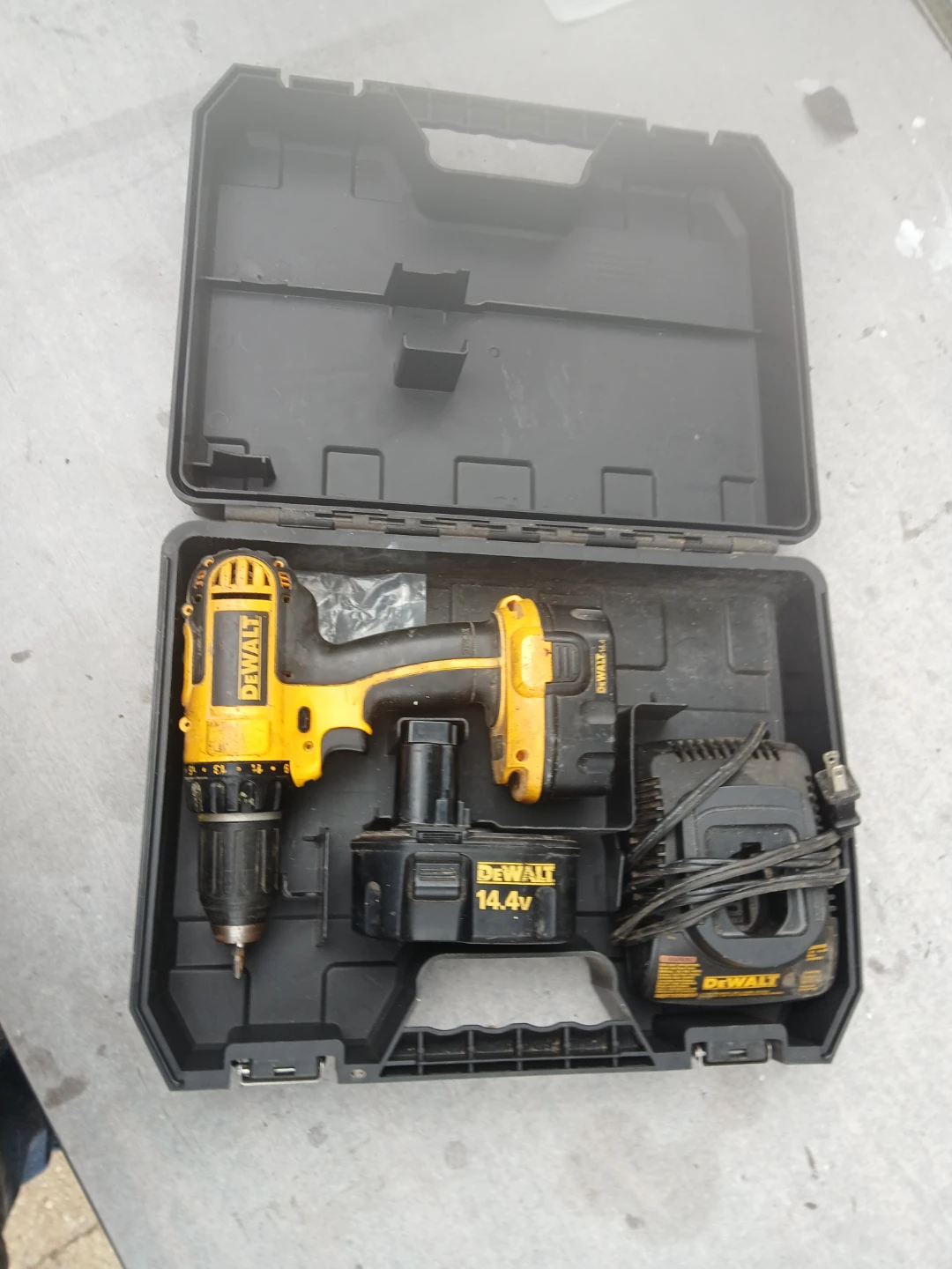 DeWalt 14.4V Cordless Drill with Case and Charger - photo 2