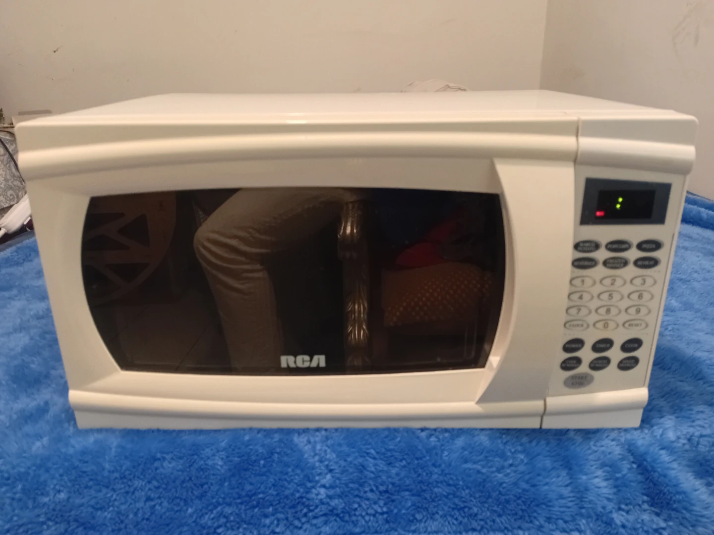 White RCA Microwave - photo 2