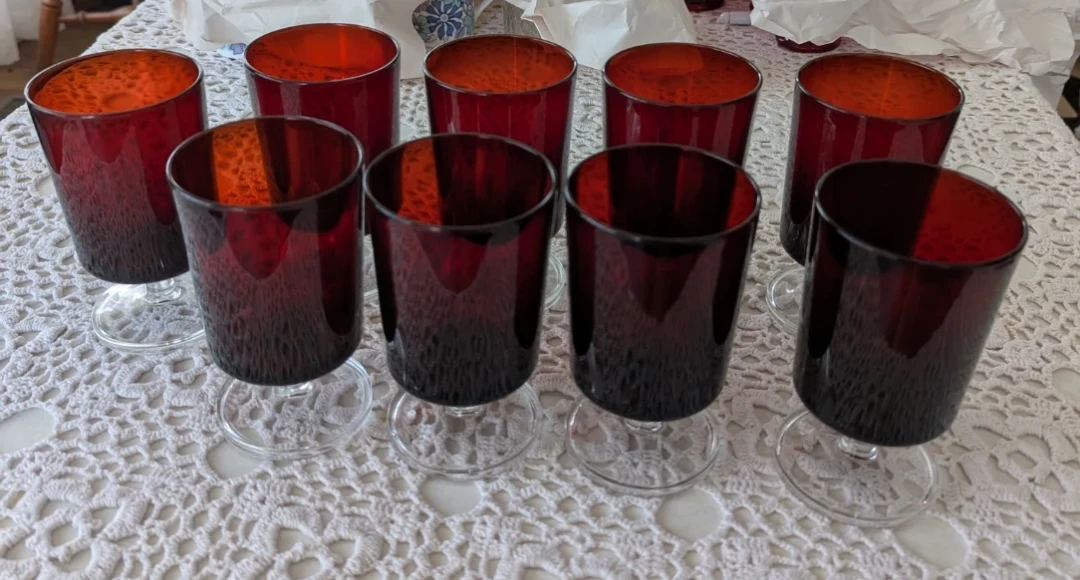 9 cranberry coloured wine glasses - photo 2