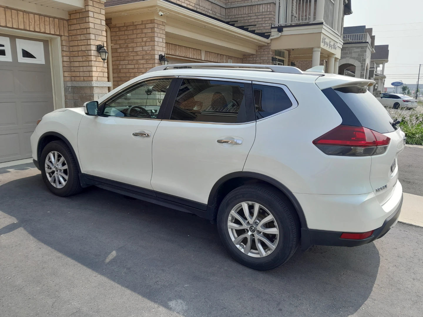 White Nissan Rogue SV SUV - photo 2