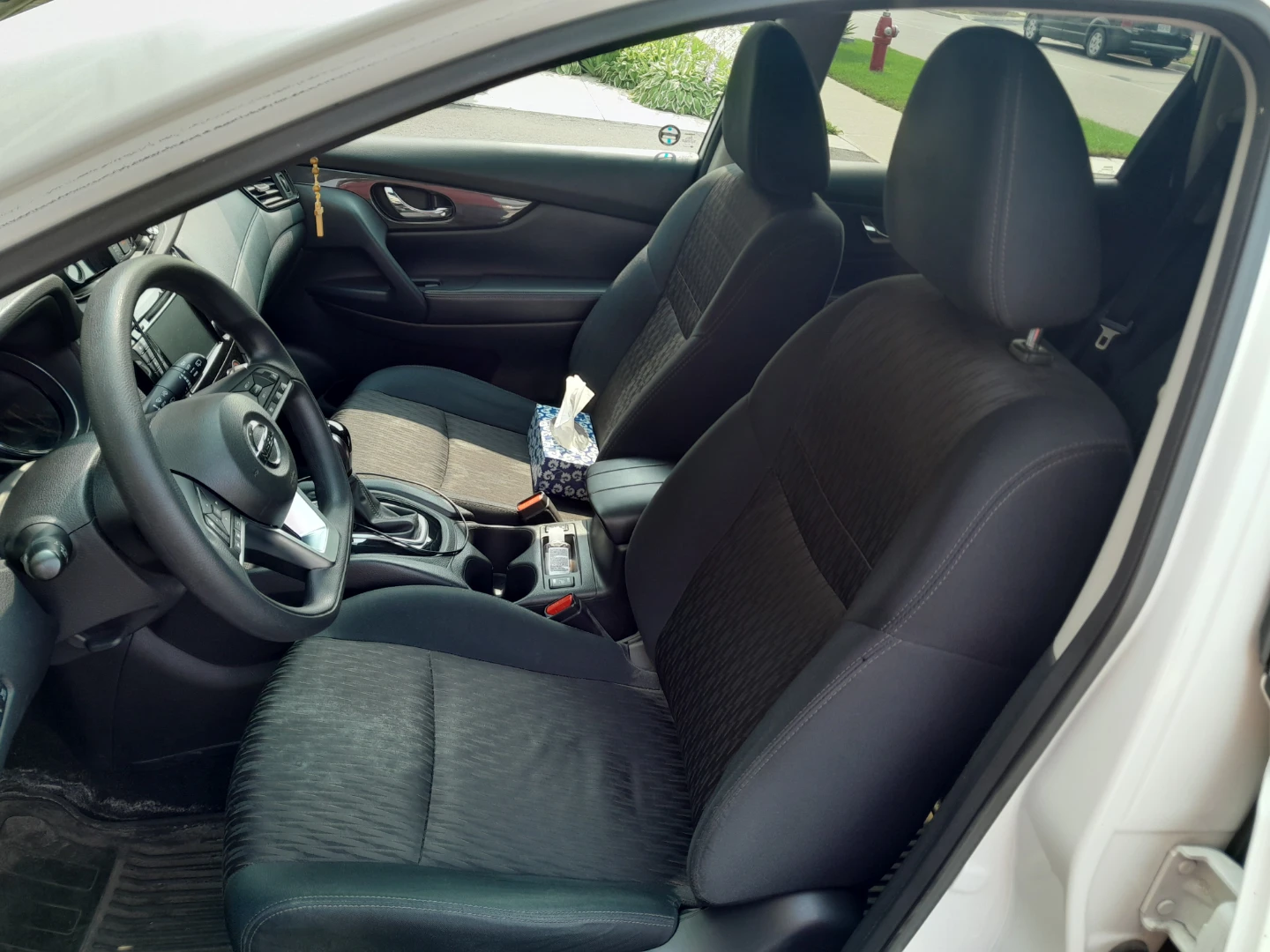 White Nissan Rogue SV SUV - photo 4