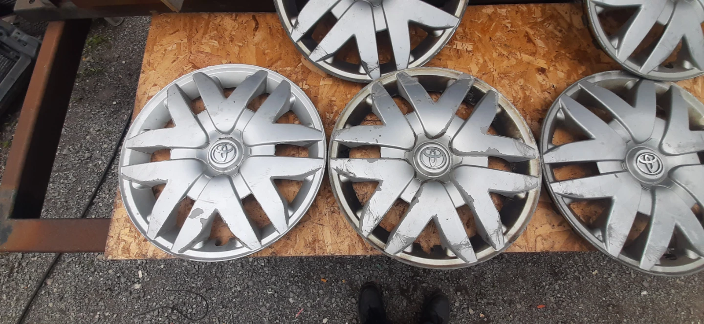 Toyota sienna hubcaps - photo 3