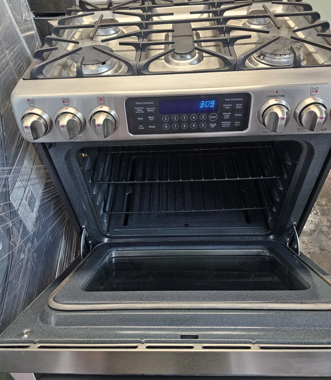 GE Cafe 30in wide Gas Range - photo 2