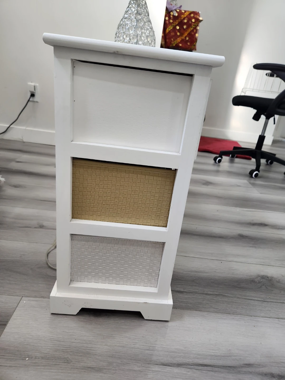 White Side Table with free lamp - photo 3