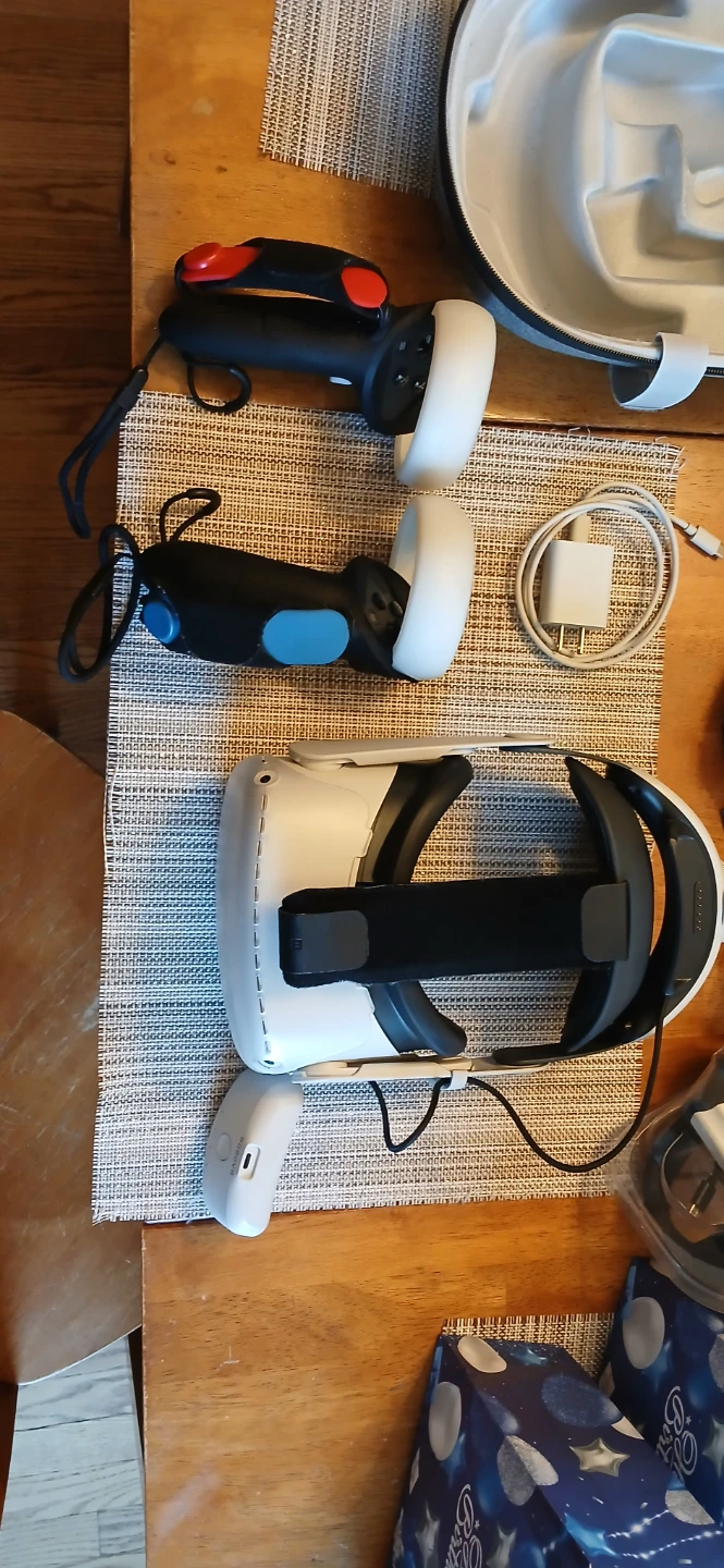 Meta Quest 2 VR Headset with lots of accessories - photo 2