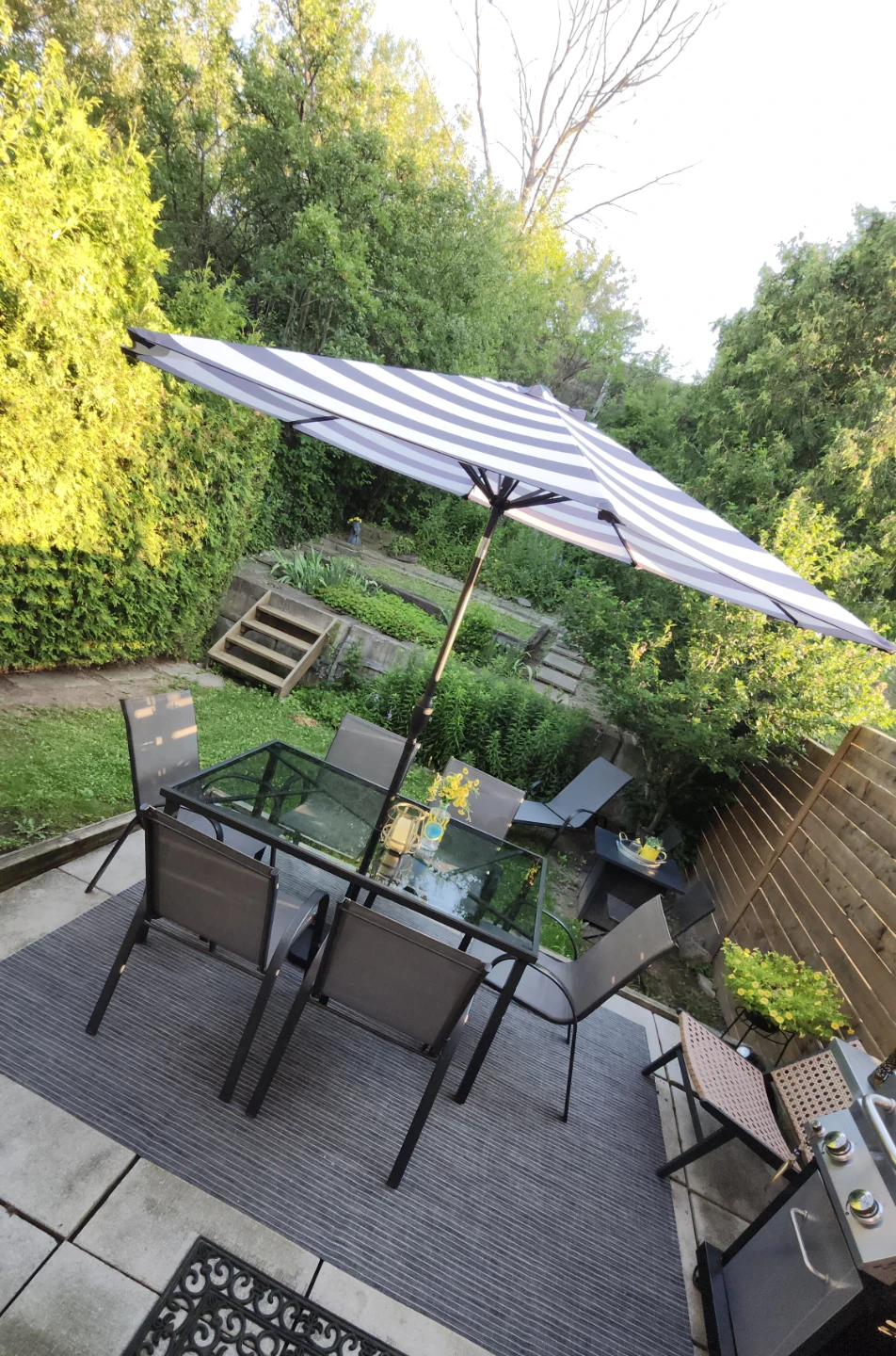 Patio Table w/6 Chairs & Tilt Umbrella LIKE NEW!  P/up Thornhill