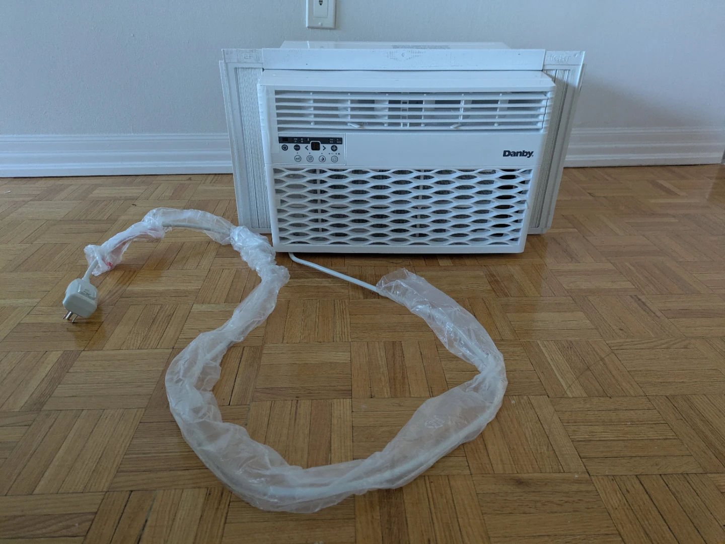 Danby 6,000 BTU Window Air Conditioner – Like New - photo 2