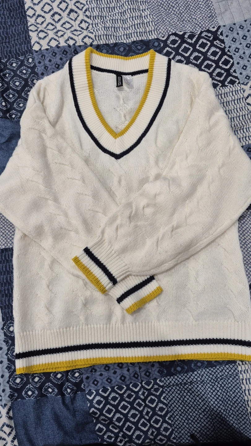 Knitted white top for layered.