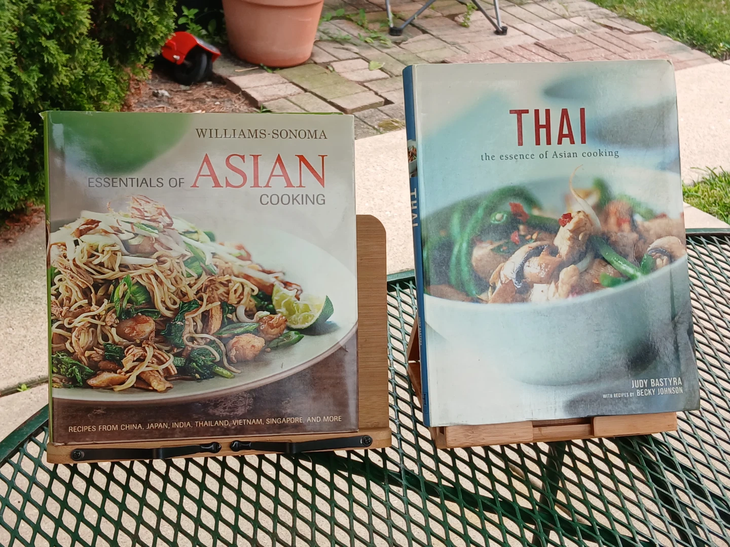 Set of 2 Wooden Book Stands and 2 recipes books - photo 3