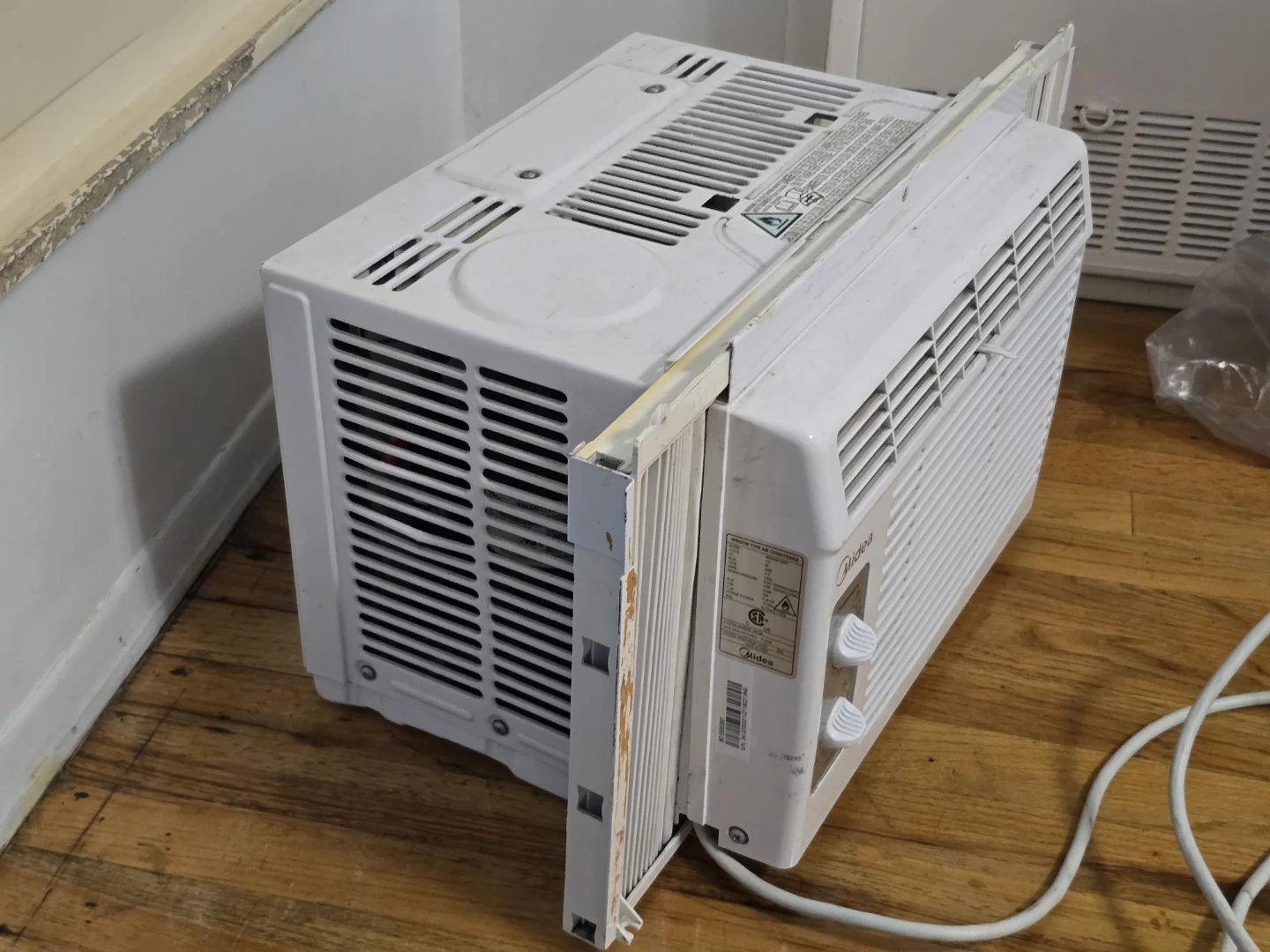 Midea Window Air Conditioner - photo 2