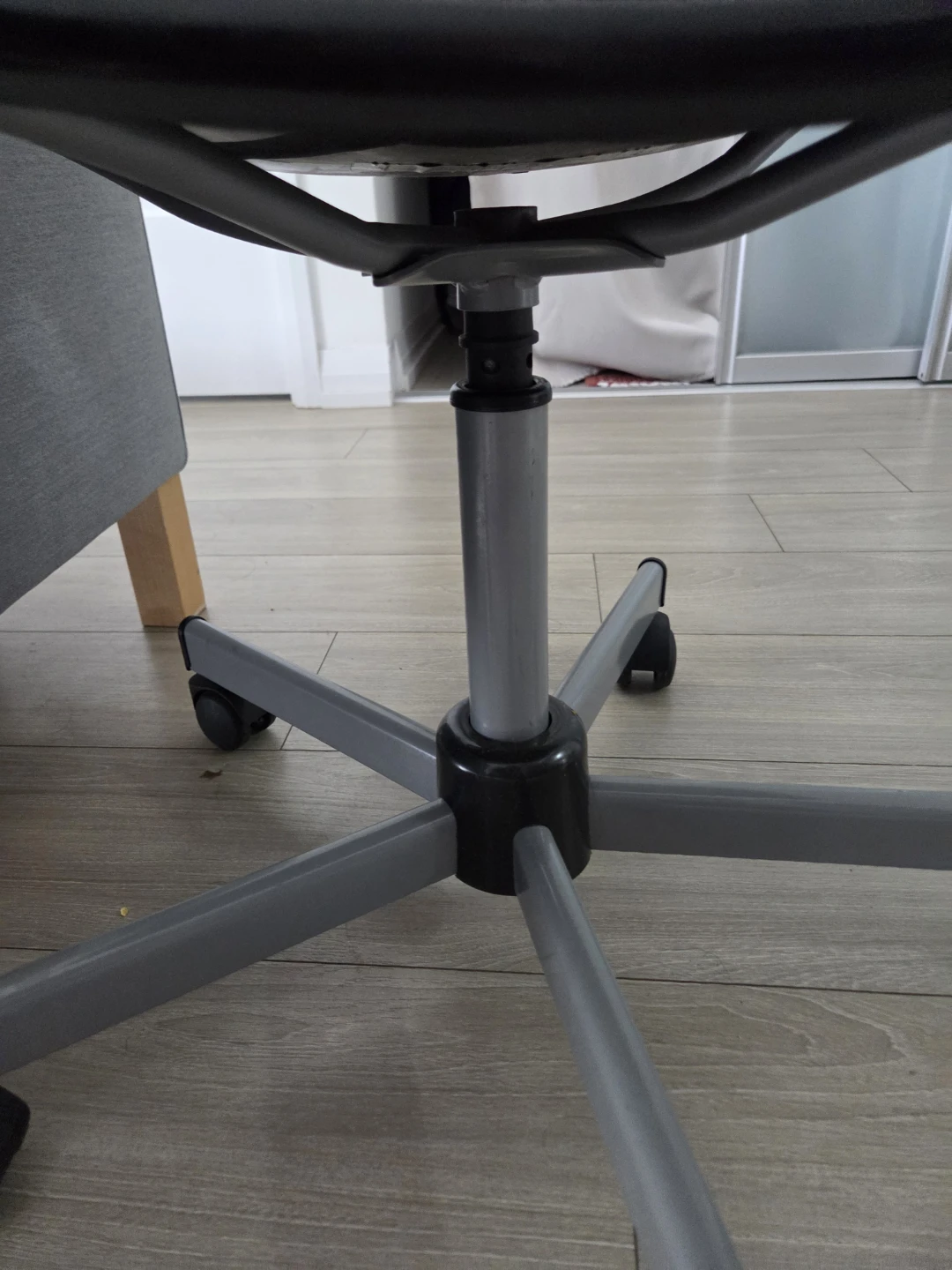 Black Swivel Office Chair - photo 3