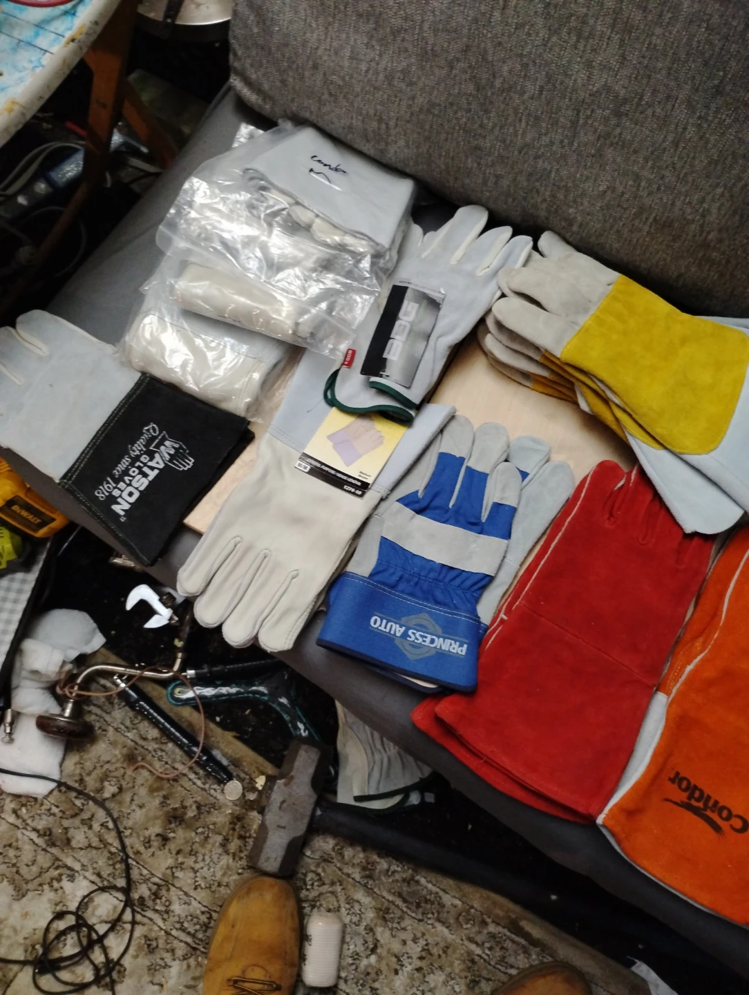 15 pairs of un used leather gloves - photo 2