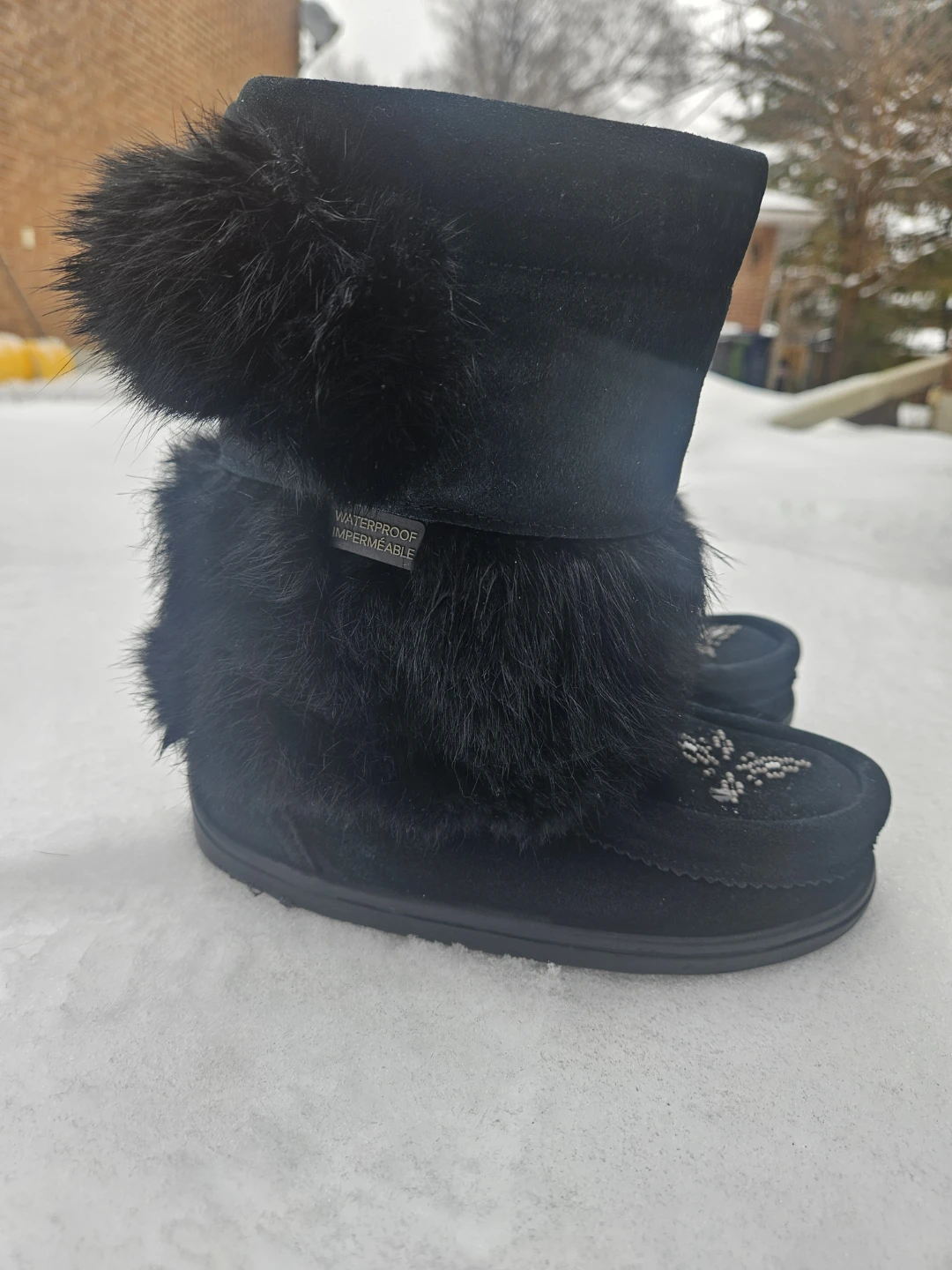 Manitobah Mukluks Black Suede Fur Boots ( size Y1 )