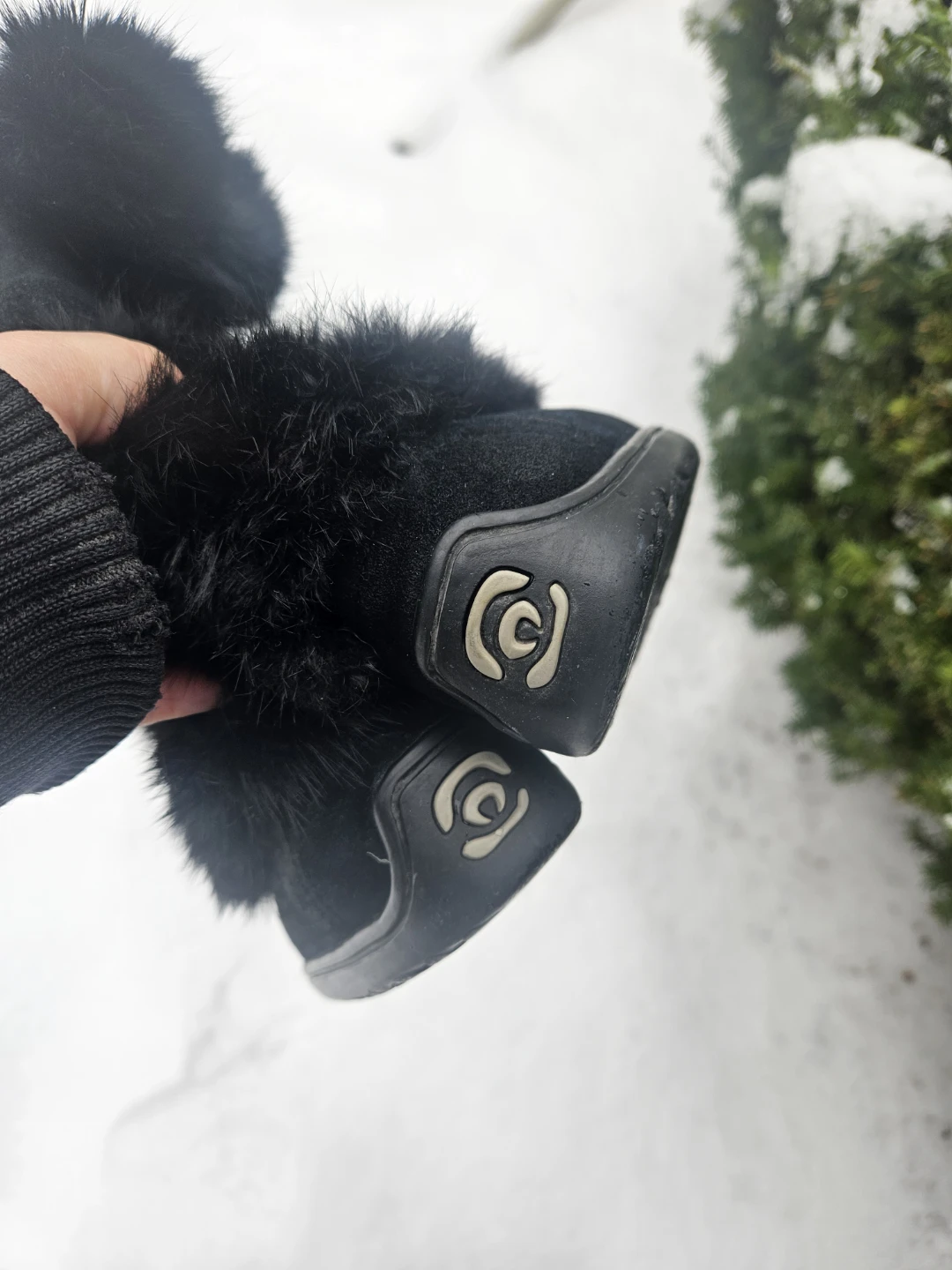 Manitobah Mukluks Black Suede Fur Boots ( size Y1 ) - photo 4