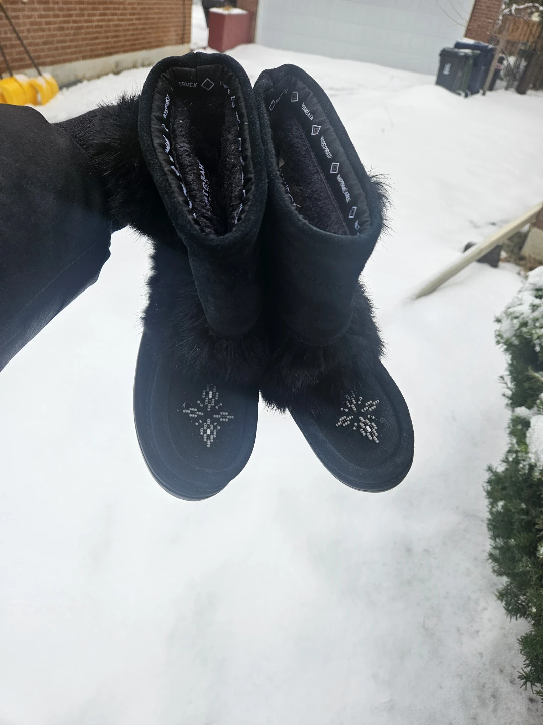 Manitobah Mukluks Black Suede Fur Boots ( size Y1 ) - photo 5