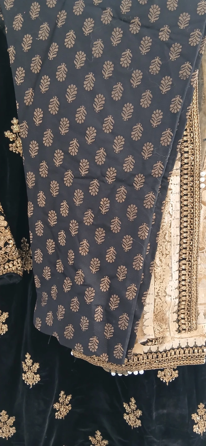 Black Velvet Kurti with Gold Embroidery. Just worn once - photo 3