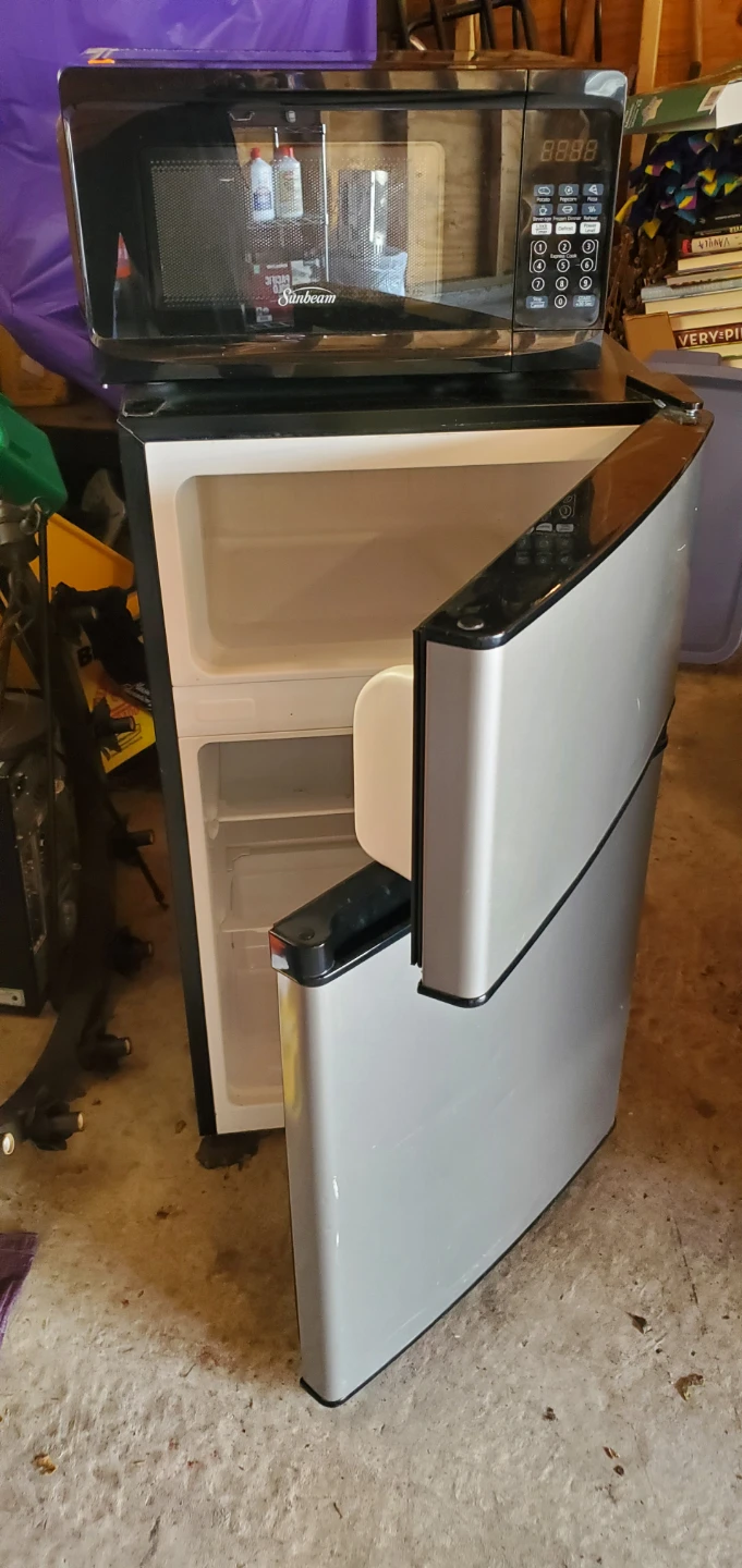 Frigidaire Mini Fridge with Sunbeam Microwave - photo 2