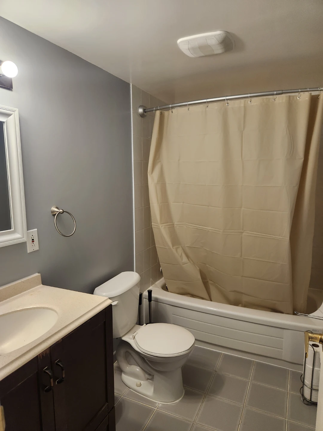 1 Bedroom Basement Apartment For Rent - photo 2