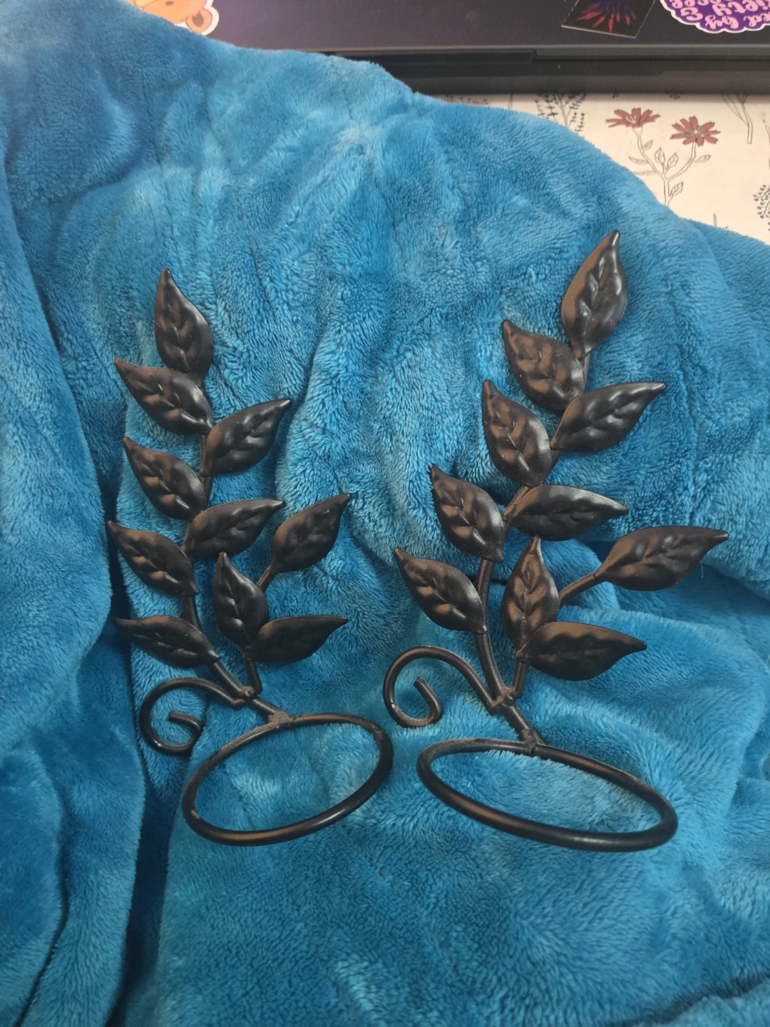 Set of 2 Metal Leaf Candle Holders