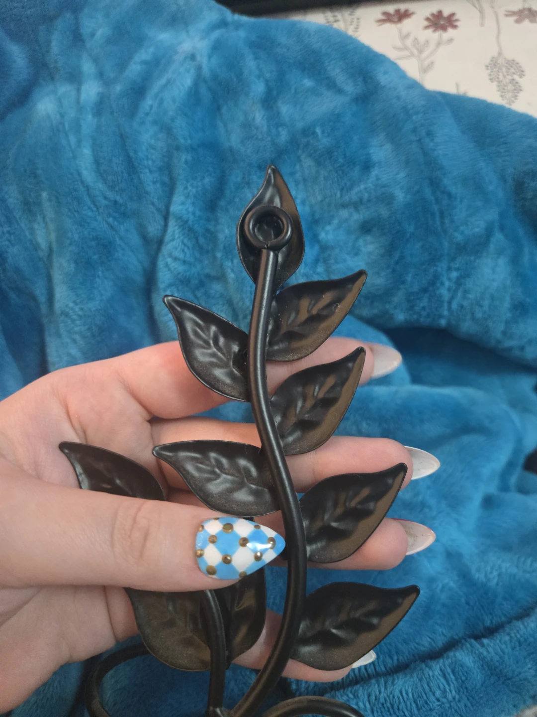 Set of 2 Metal Leaf Candle Holders - photo 2
