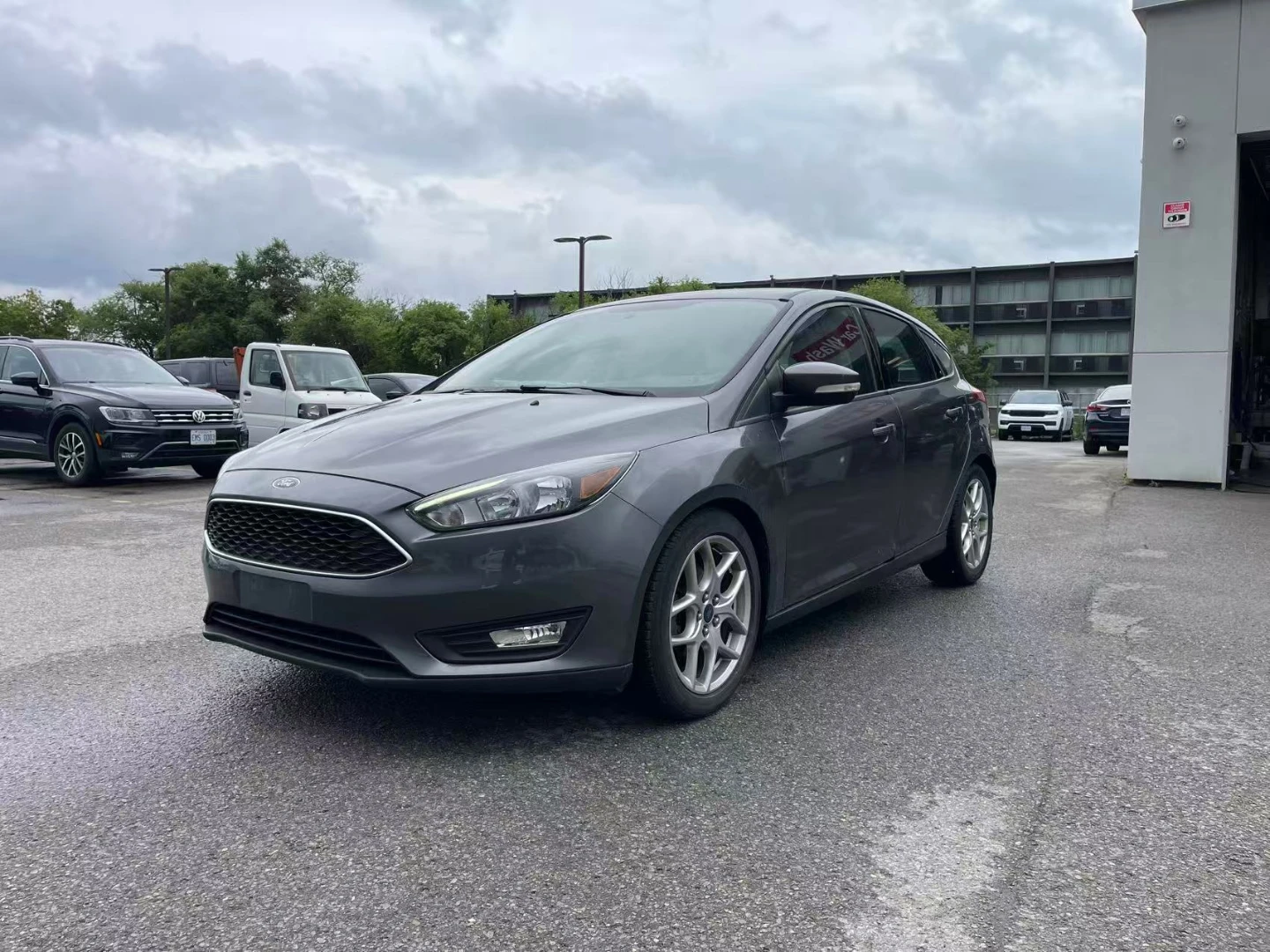2017 Ford Focus SE Hatchback - photo 2