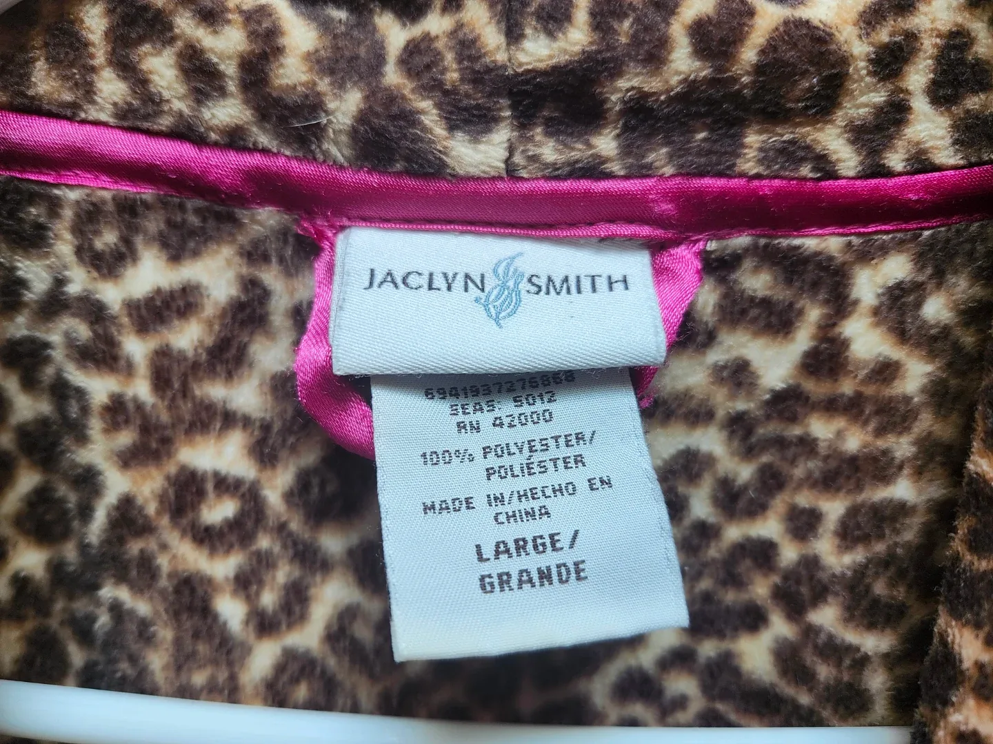 Jaclyn Smith 🐆 leopard Print Fleece Robe 🛀 - photo 2