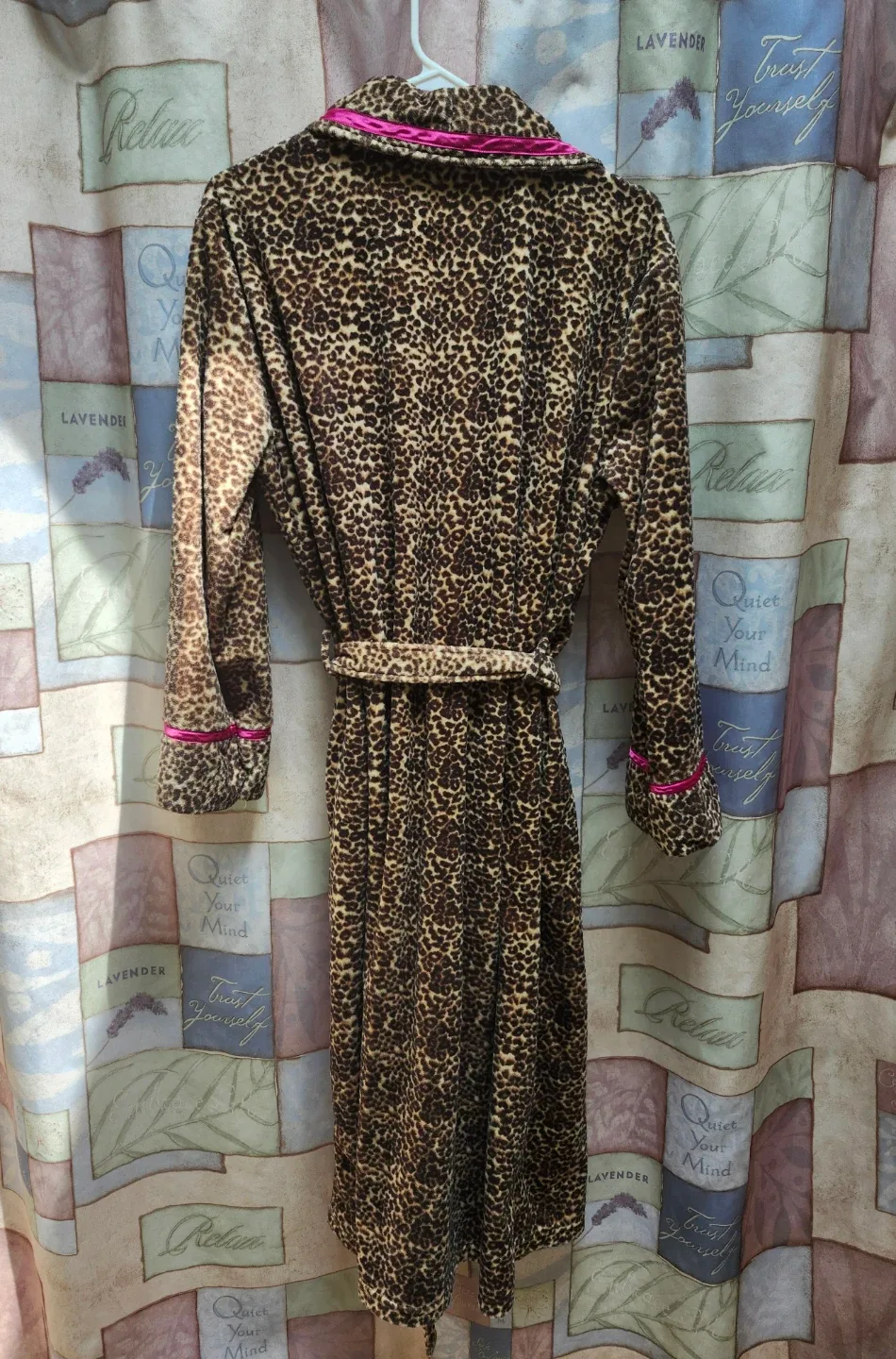 Jaclyn Smith 🐆 leopard Print Fleece Robe 🛀 - photo 3