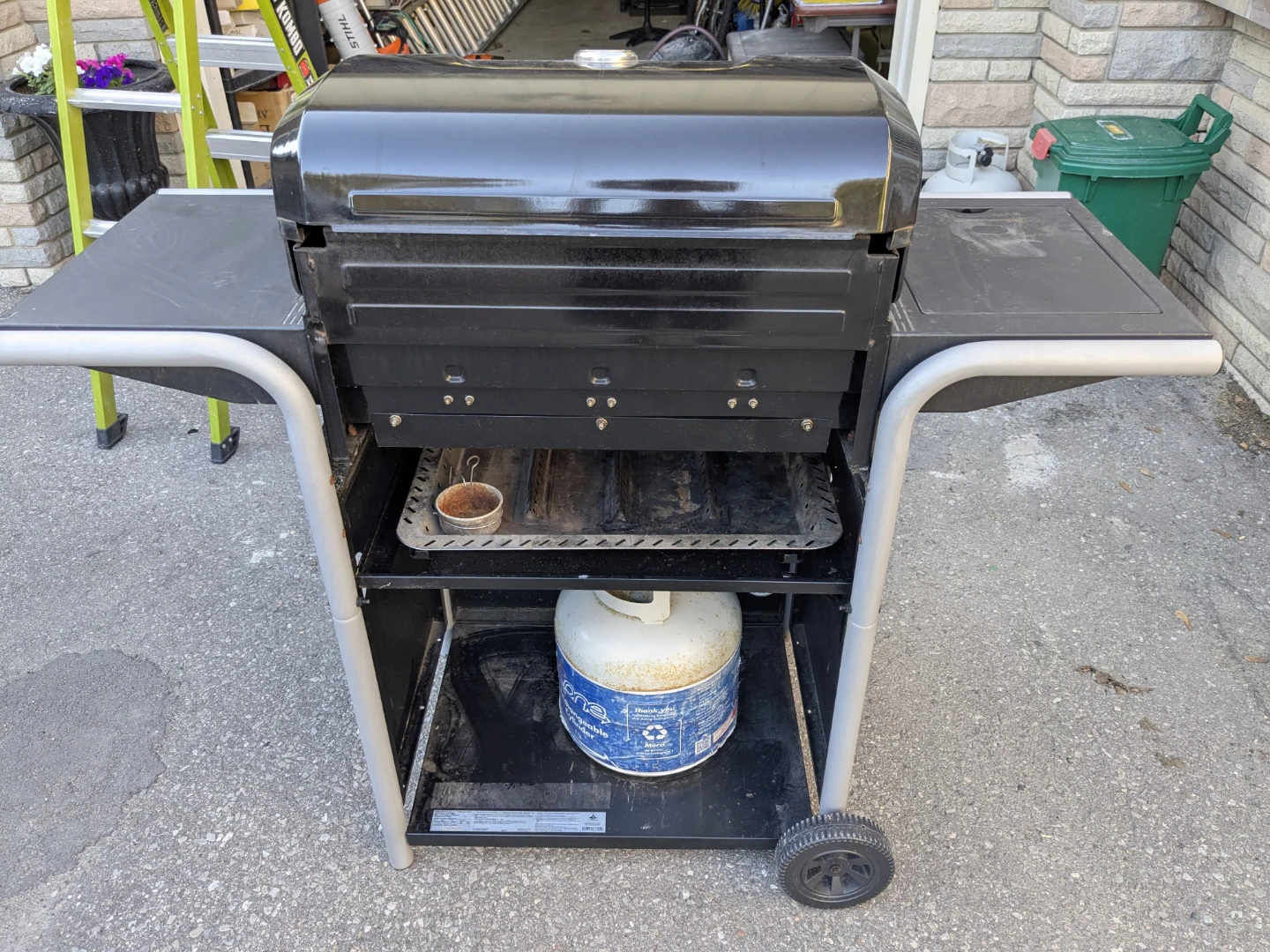 Propane BBQ with extras - photo 5