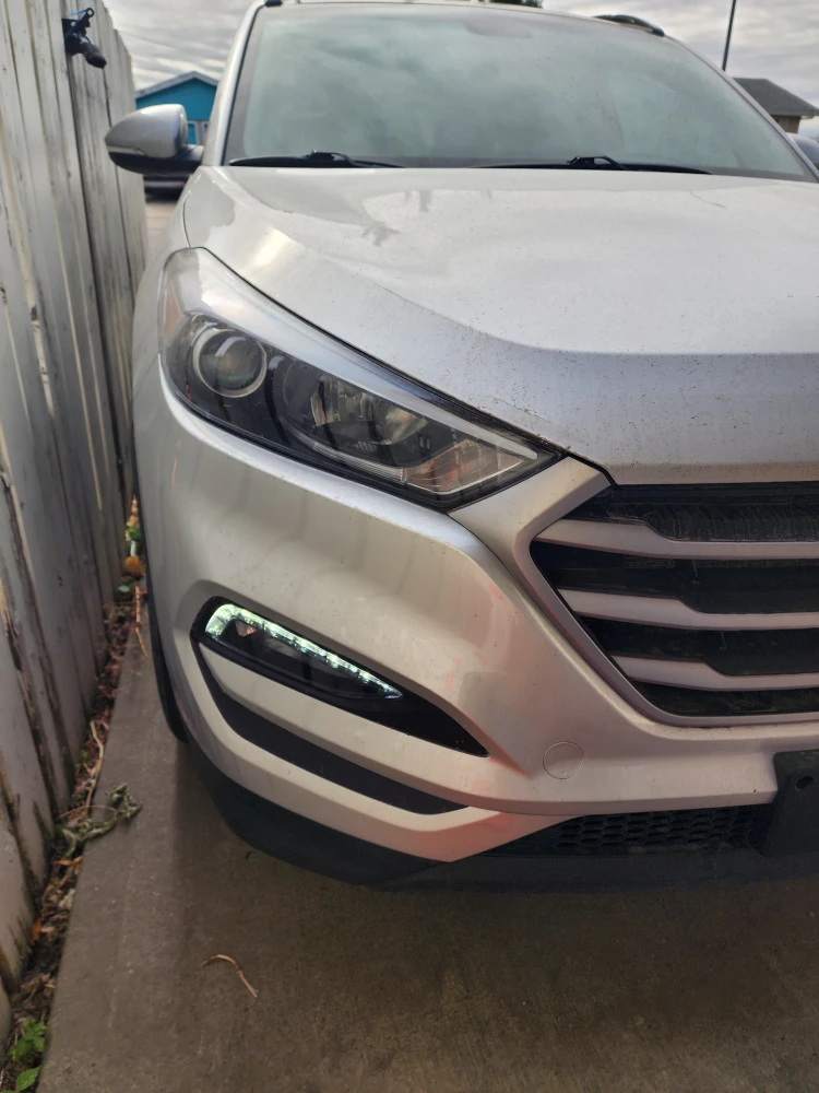 Silver Hyundai Tucson SUV - photo 3