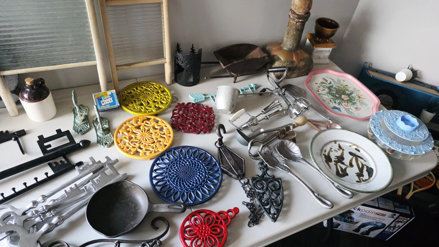 Assorted Vintage Kitchenware and Decor Items - photo 2